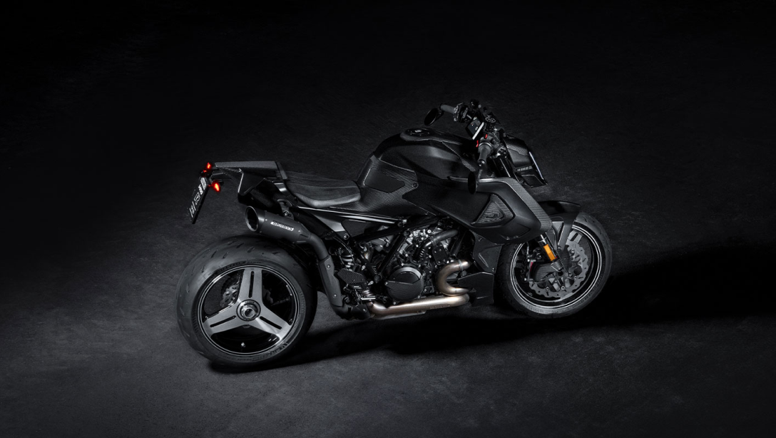 Vue latérale de la KTM 2026 Brabus 1400 R Signature Edition sur fond sombre