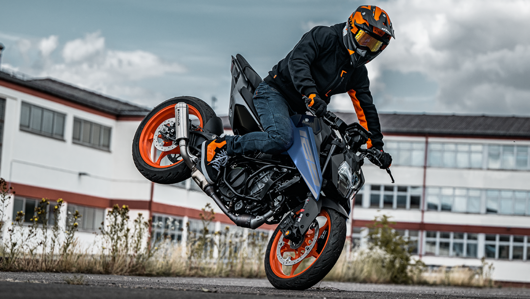 Vue latérale dynamique de la 2026 KTM 125 Duke sur route.