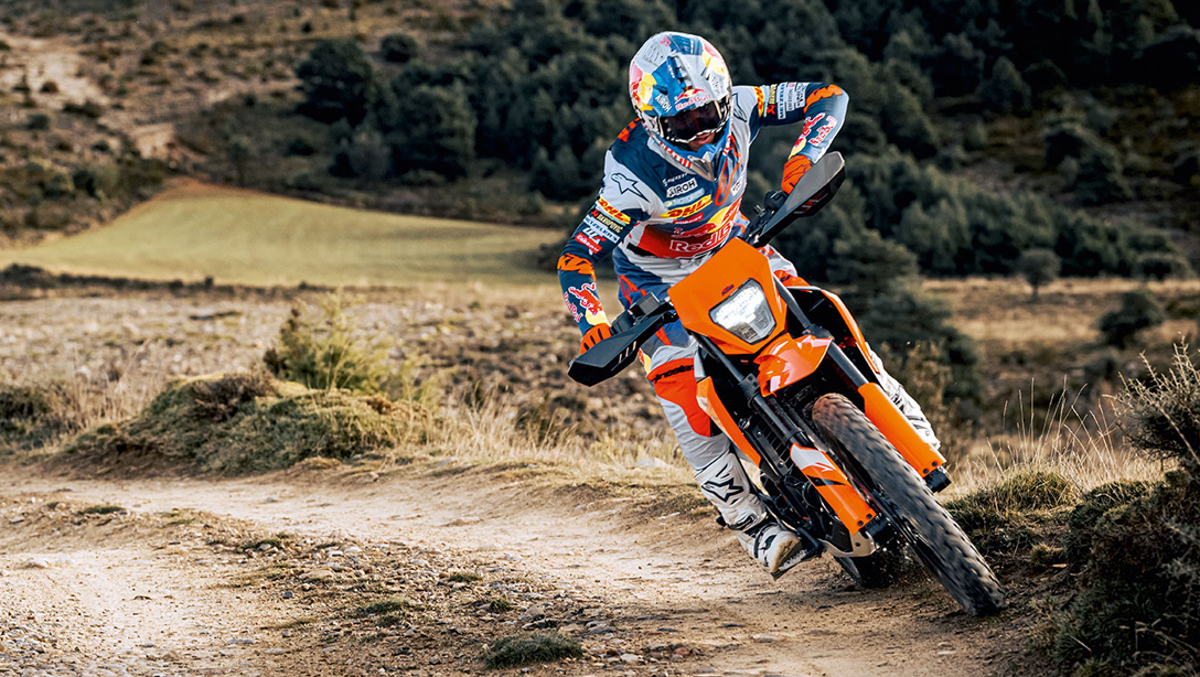 Vue dynamique de la 2026 KTM 125 Enduro R sur piste