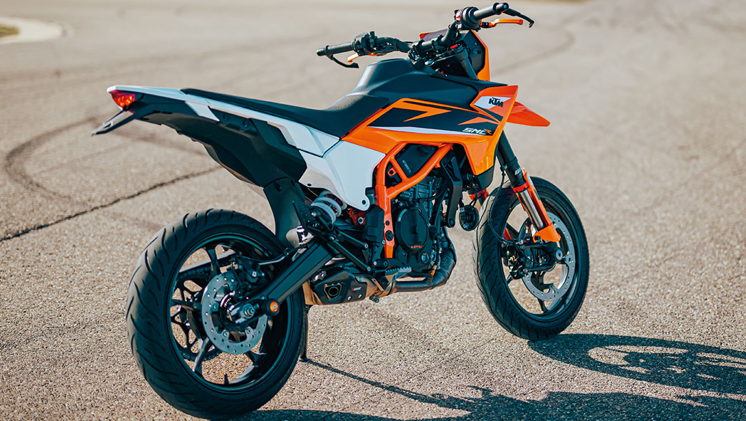Tableau de bord digital de la KTM 125 SMC R 2026.