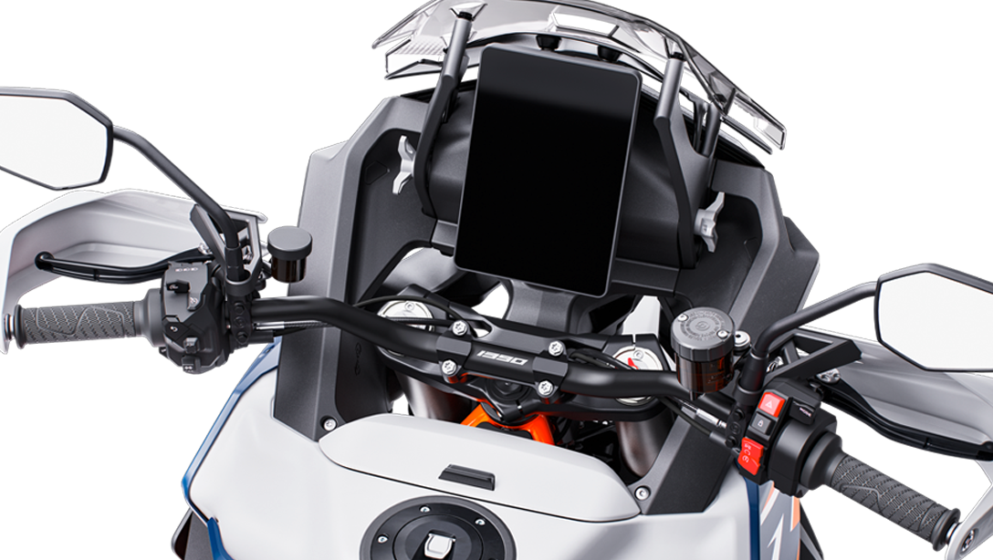 Vue avant de la 2026 KTM 1390 Super Adventure R en action
