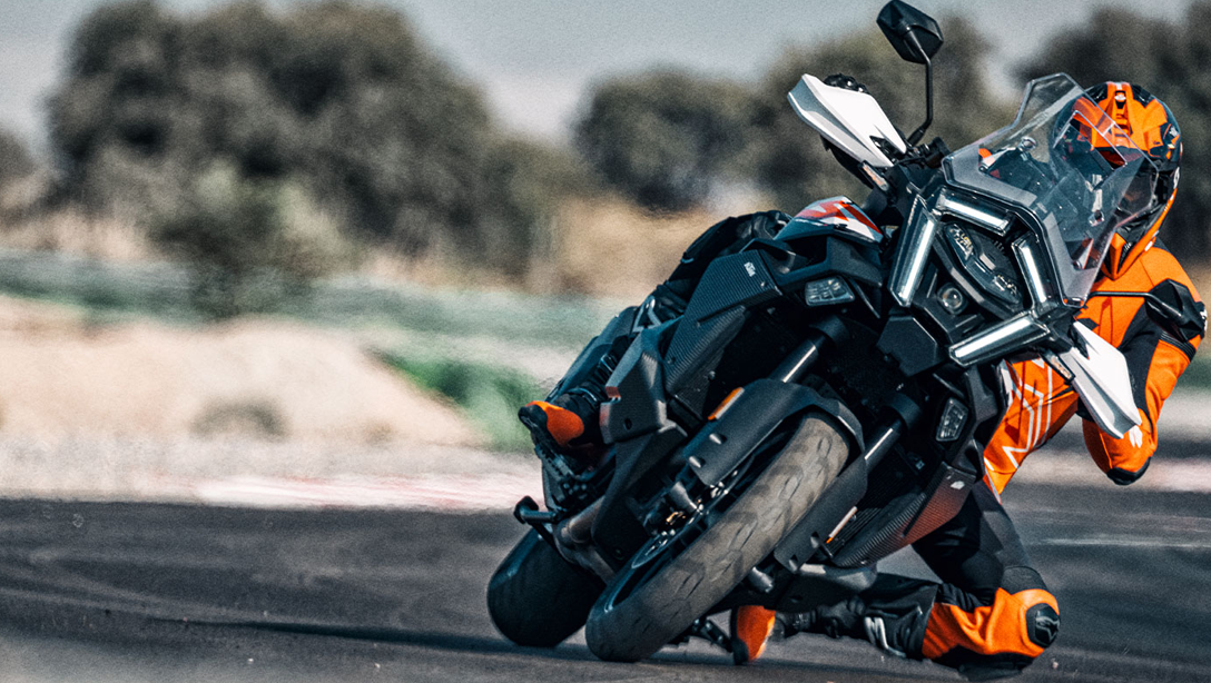 Vue avant de la KTM 1390 Super Adventure S 2026 sur route