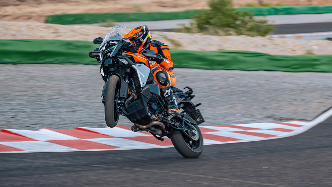 Vue avant de la 2026 KTM 1390 Super Adventure S Evo sur route