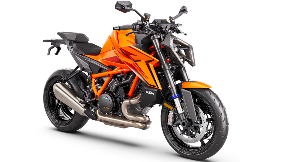 Vue latérale dynamique de la 2026 KTM 1390 Super Duke R EVO sur route.