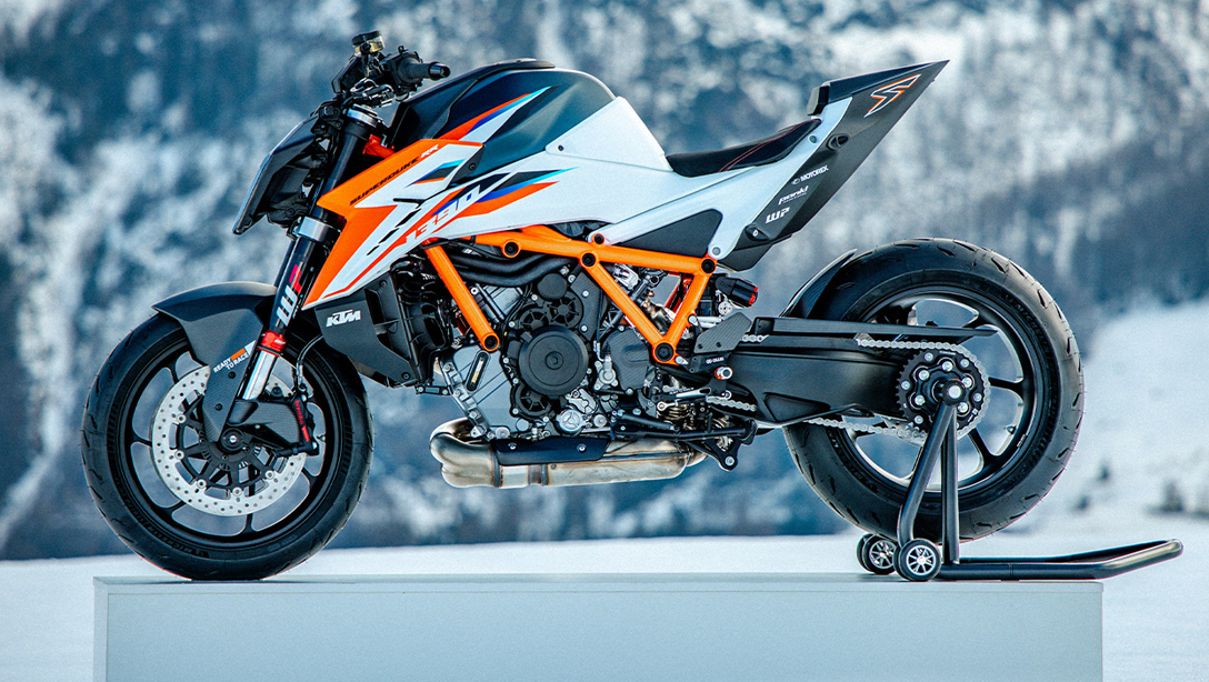 Vue latérale de la KTM 1390 Super Duke RR 2026 sur fond sombre