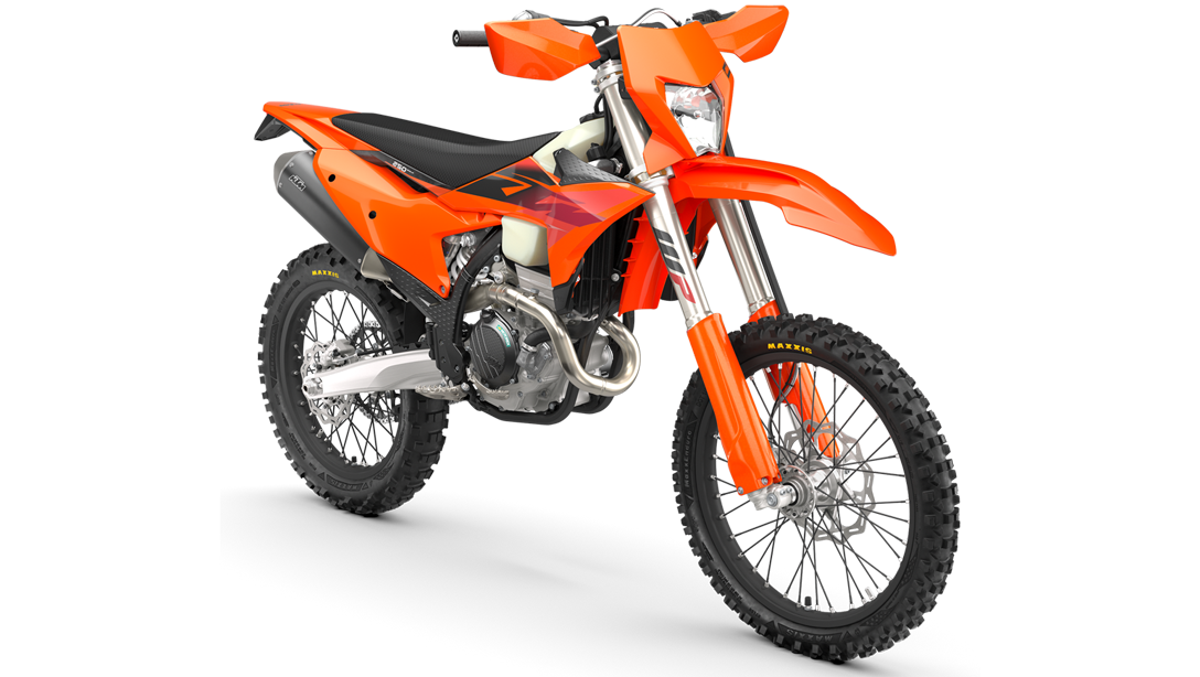 Vue latérale dynamique de la 2026 KTM 250 EXC-F sur un terrain d’enduro