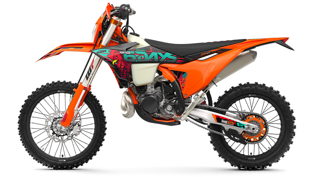 Vue latérale de la KTM 300 EXC 6DAYS 2026 sur fond noir
