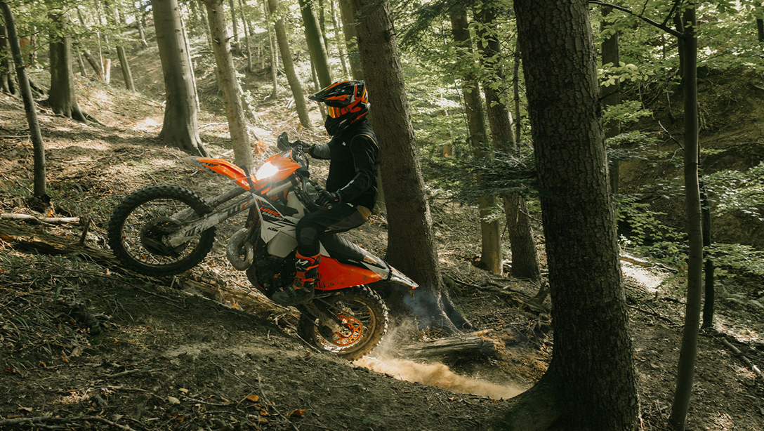Vue latérale de la 2026 KTM 300 EXC HARDENDURO sur fond sombre