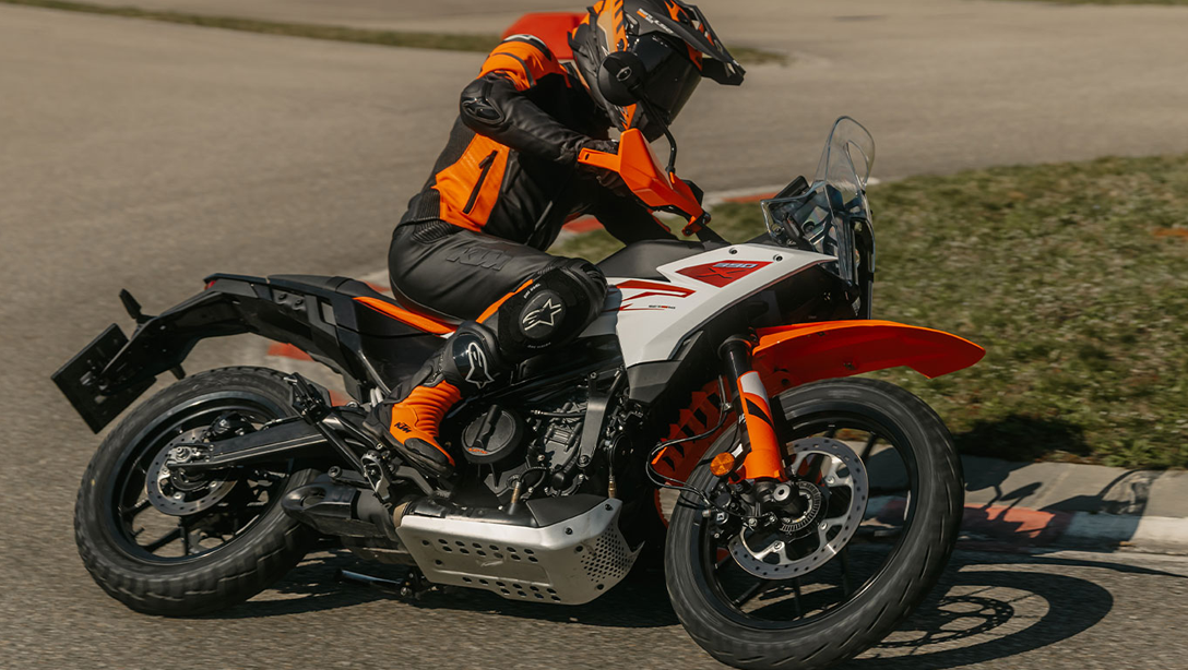 Vue avant de la 2026 KTM 390 Adventure X en action