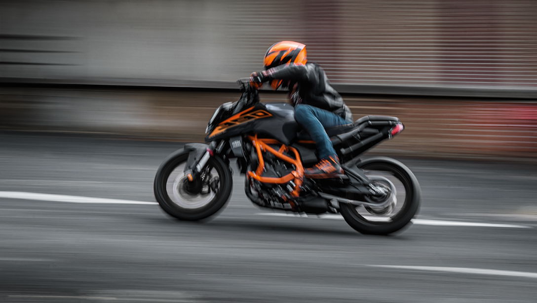 Vue latérale dynamique de la 2026 KTM 390 Duke sur route