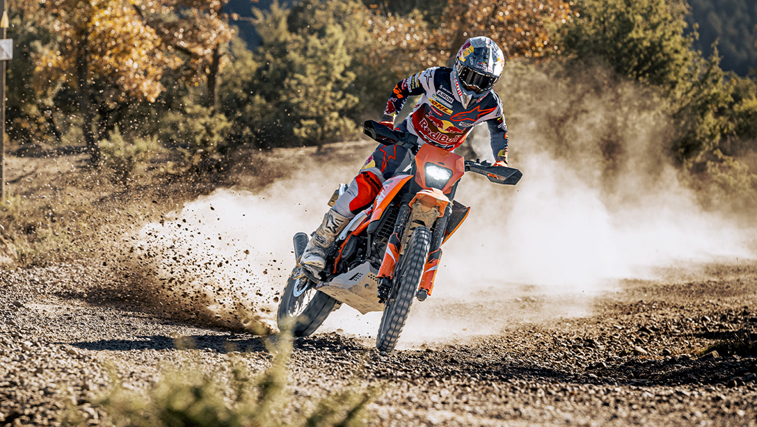 La 2026 KTM 390 Enduro R sur route de montagne, vue dynamique