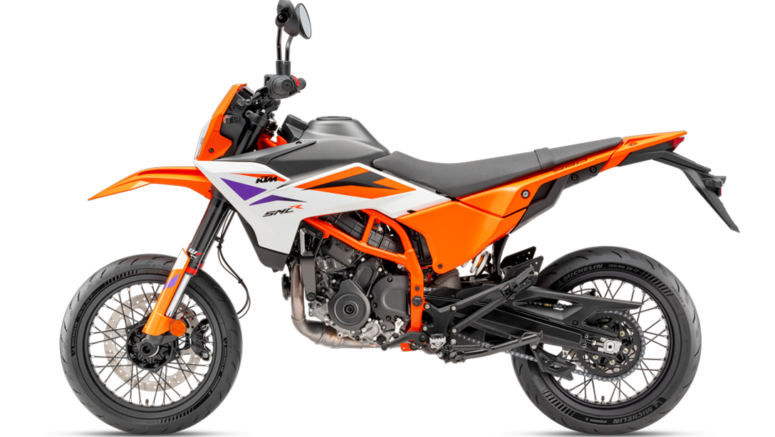 Vue latérale de la 2026 KTM 390 SMC R sur route