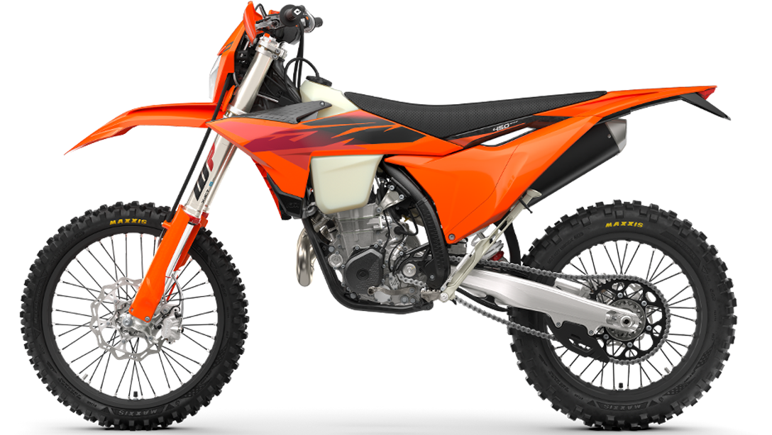Vue latérale de la 2026 KTM 450 EXC-F sur terrain d’enduro