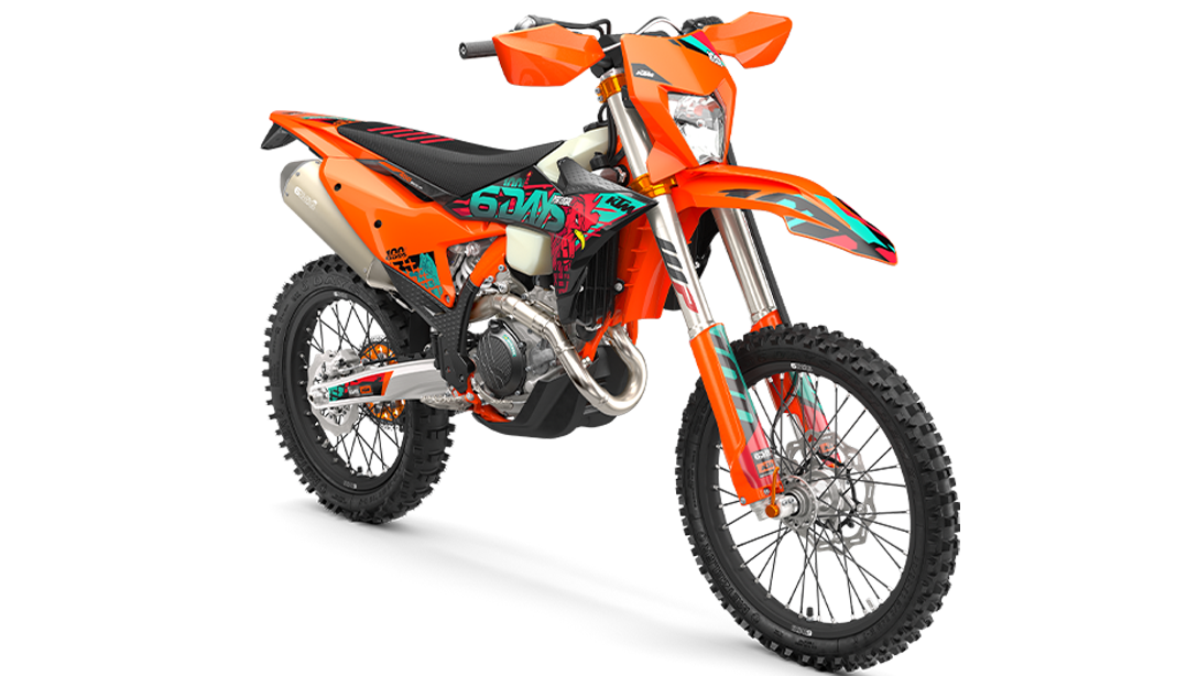 Vue latérale de la 2026 KTM 450 EXC-F 6DAYS sur fond sombre