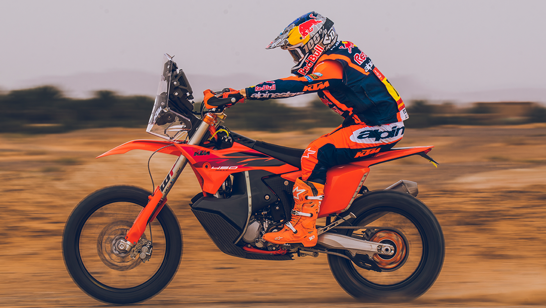 Vue latérale dynamique de la 2026 KTM 450 Rally Replica en action sur piste