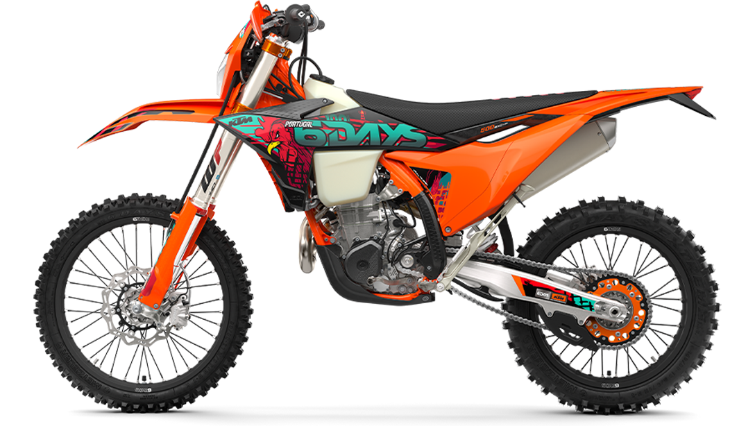 Vue dynamique de la KTM 500 EXC-F 6DAYS 2026 sur terrain d’enduro