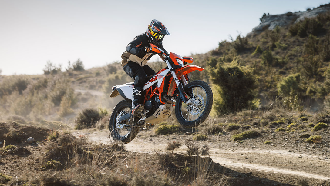 Vue latérale de la KTM 690 Enduro R 2026 sur piste