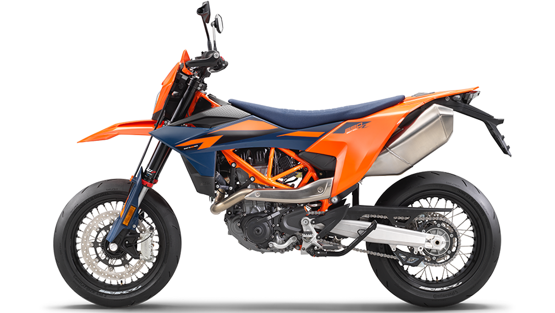 Vue latérale dynamique de la 2026 KTM 690 SMC R sur route sinueuse
