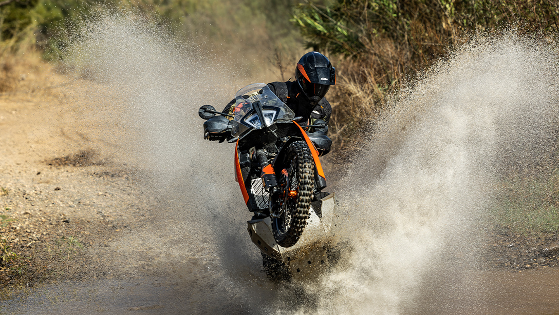 Vue latérale dynamique de la 2026 KTM 790 Adventure sur route