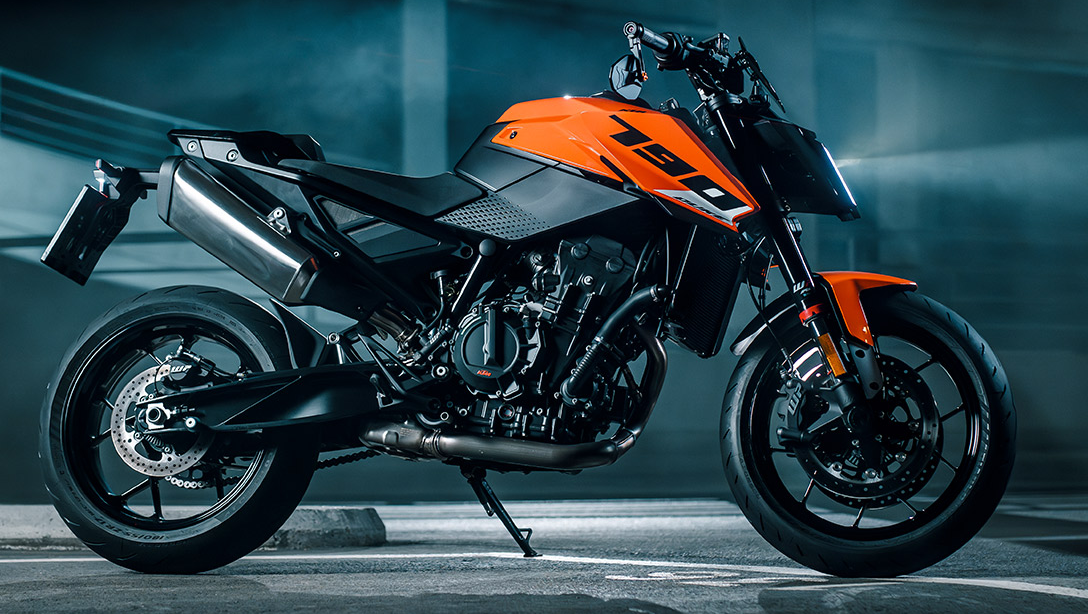 KTM 790 Duke 2026 en action sur route sinueuse