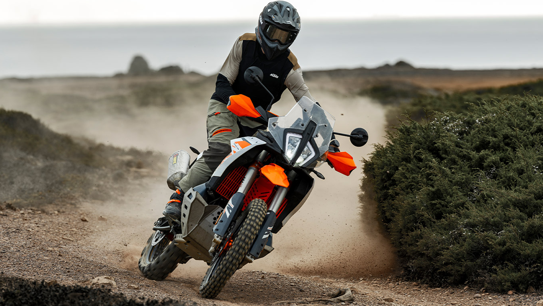 Vue latérale de la 2026 KTM 890 Adventure R sur route