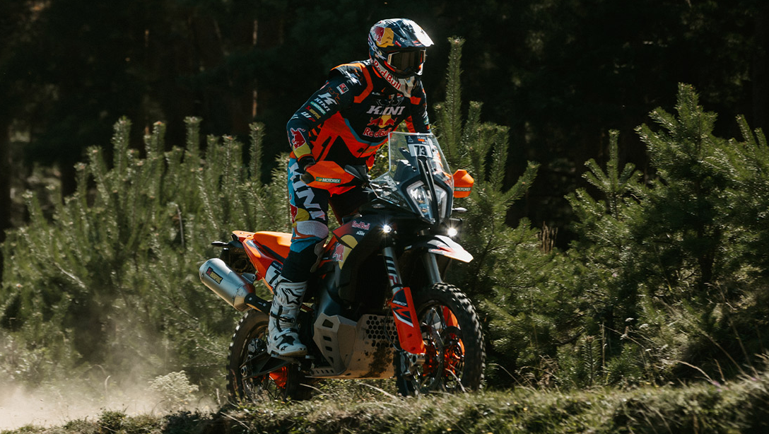 Vue avant de la 2026 KTM 890 Adventure R Rally en action sur un chemin rocailleux