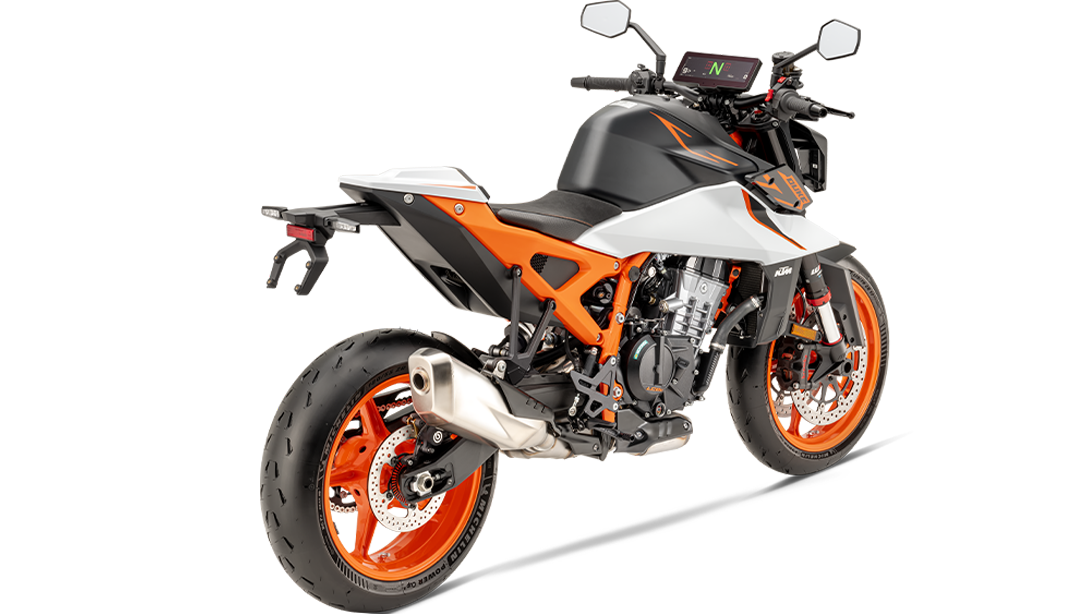 KTM 990 Duke R 2026 en action sur une route de montagne