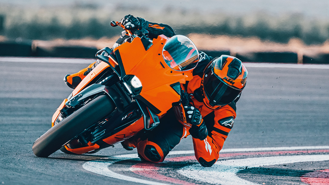 Vue avant de la KTM 990 RC R 2026 avec éclairage LED