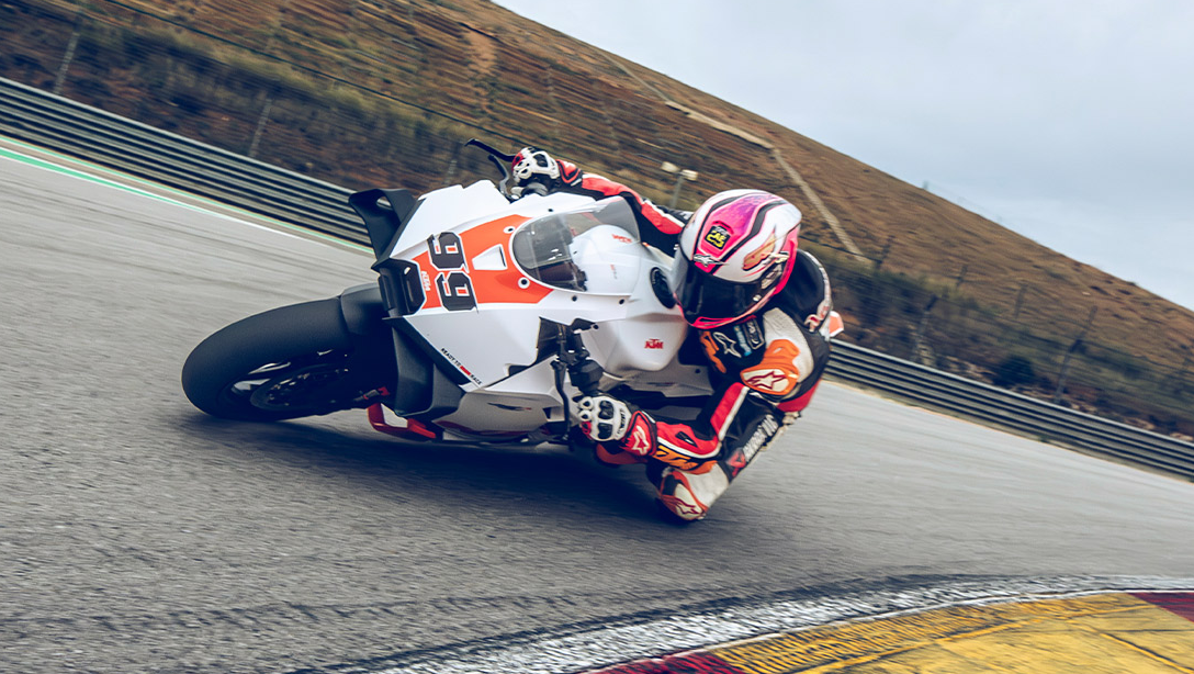 Vue dynamique de la 2026 KTM 990 RC R Track sur circuit