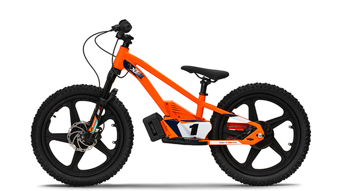 Vue latérale de la KTM SX-E 1.20 2026 sur terrain tout-terrain