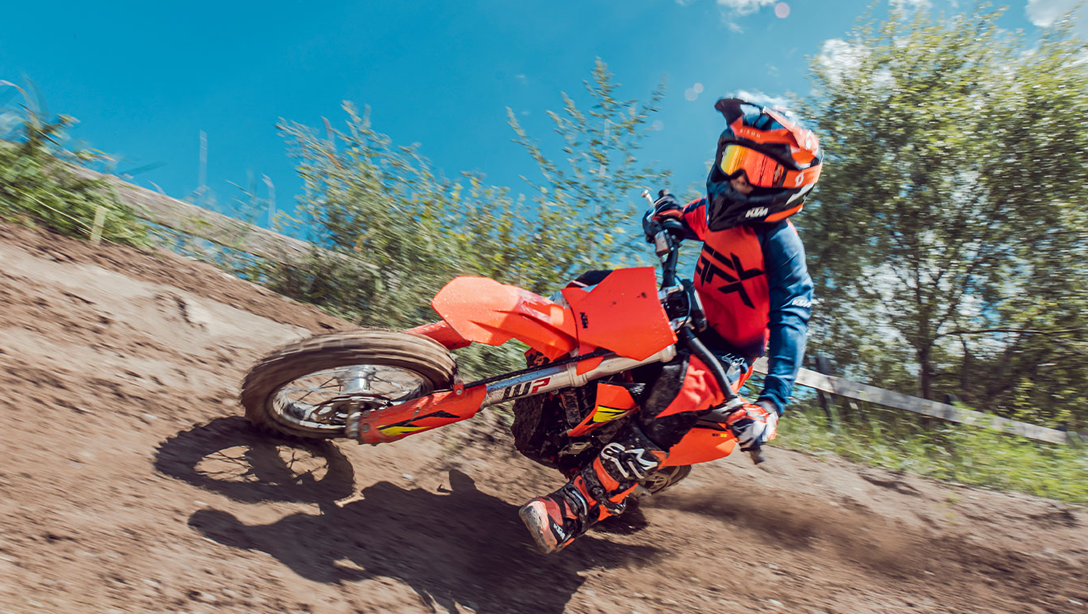 Vue latérale de la 2026 KTM SX-E 5 sur terrain tout-terrain