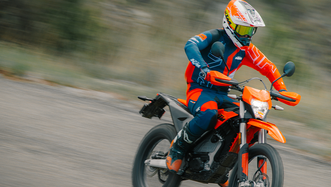 La 2027 KTM FREERIDE E en action sur un sentier boueux