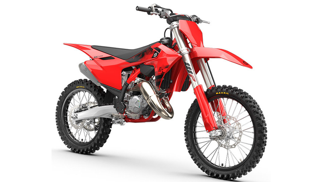 Vue latérale de la GASGAS MC 125 2026 sur fond noir