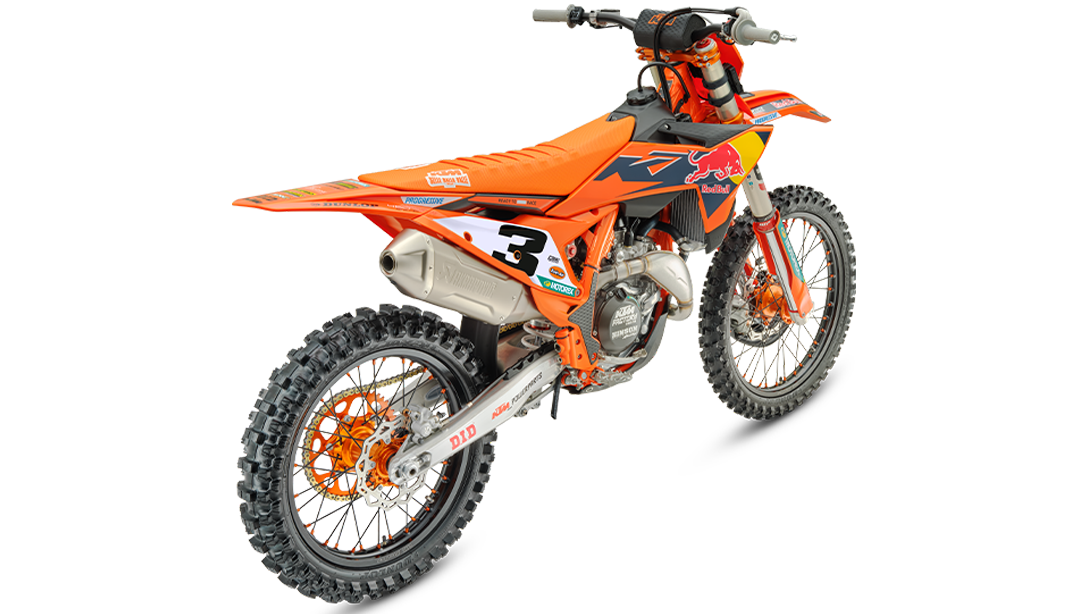 Vue latérale dynamique de la KTM 450 SX-F Factory Edition 2026 sur piste de motocross