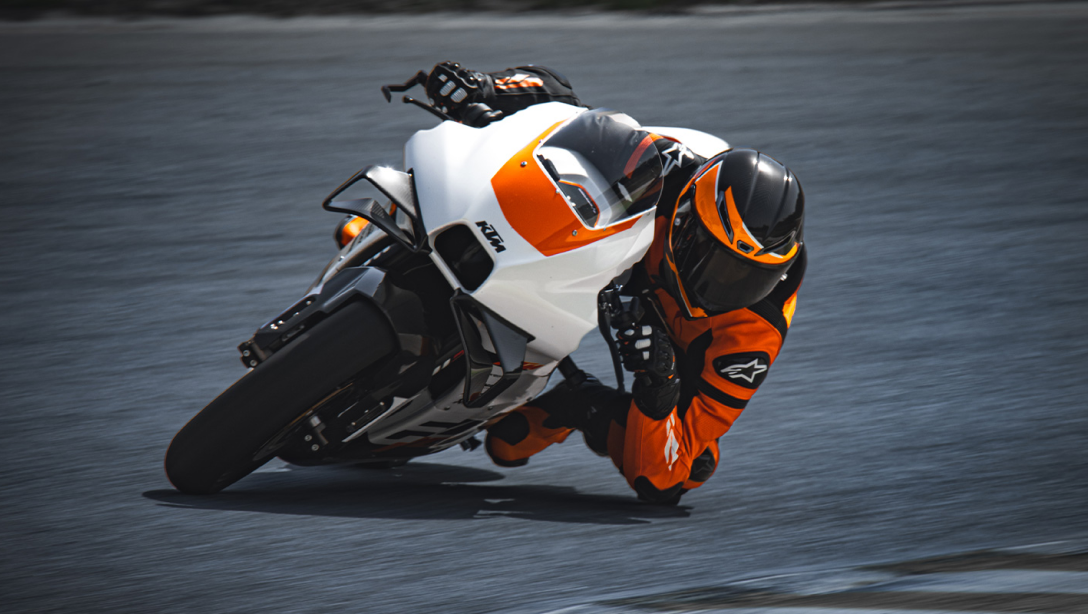 Vue latérale dynamique de la 2024 KTM RC 8C sur circuit