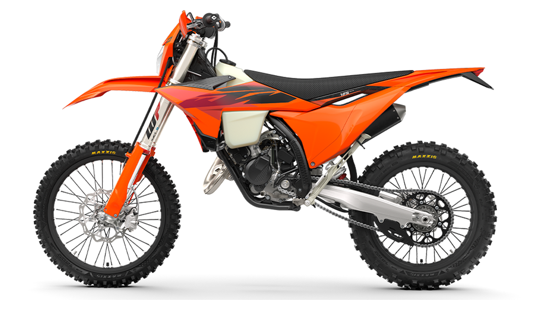 Vue latérale de la KTM 125 XC-W 2026 sur fond noir