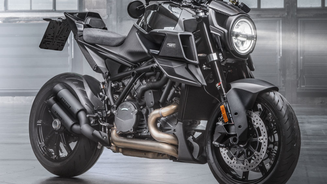 Vue avant de la KTM 2023 Brabus 1300 R Edition avec éclairage LED