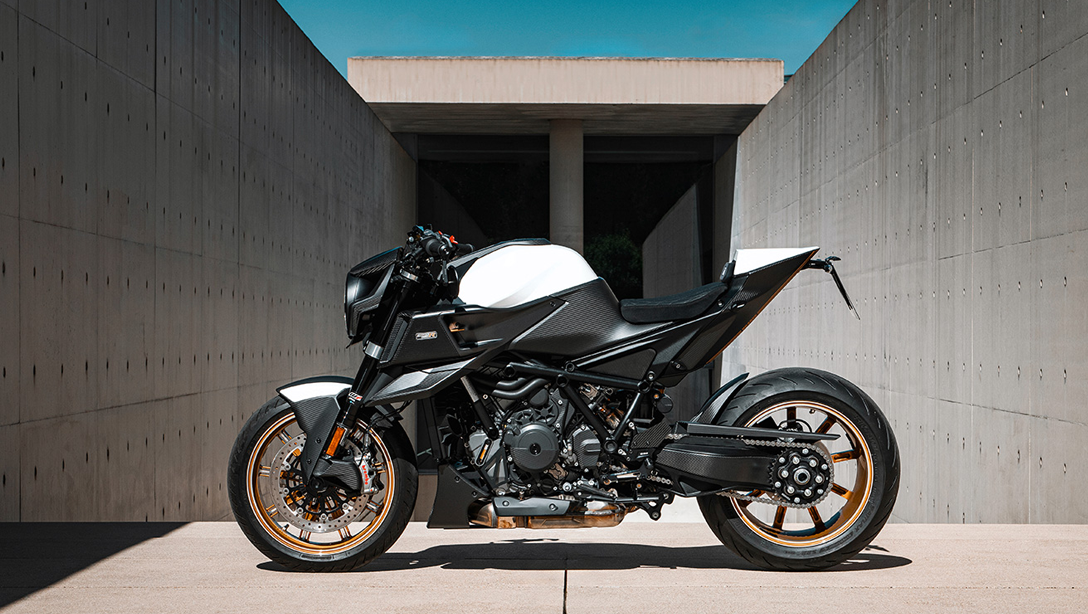Vue avant de la KTM 2023 Brabus 1300 R Masterpiece Edition sur route