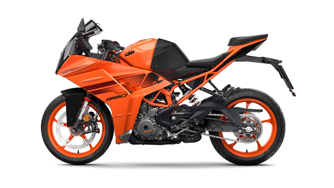 Vue arrière de la 2024 KTM RC 390 montrant la ligne d’échappement.