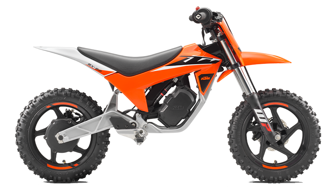 La KTM SX-E 2 2025 en action sur un circuit pour enfants