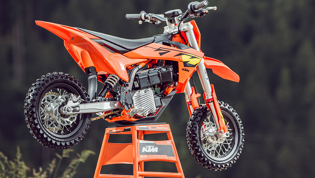 Vue latérale dynamique de la 2025 KTM SX-E 3 sur terrain tout-terrain
