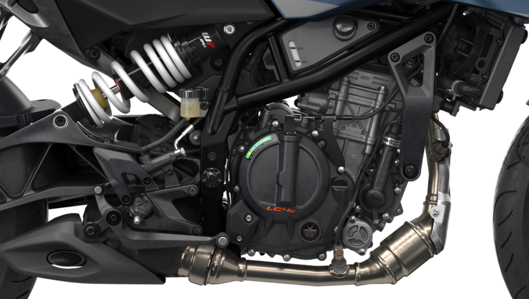 Vue avant de la 2026 KTM 125 Duke mettant en avant le phare LED.