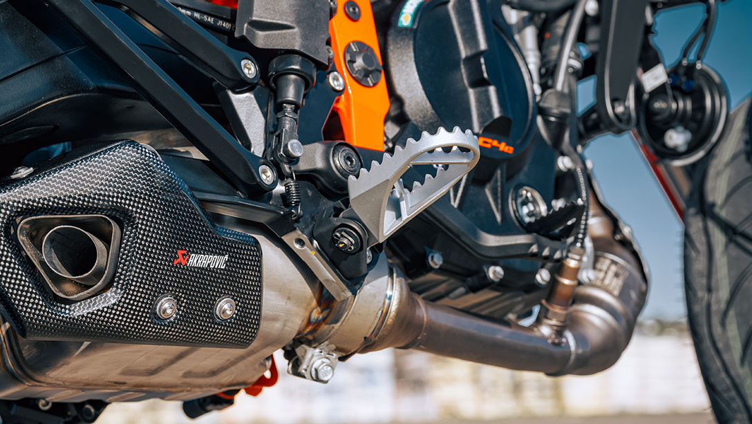 La 2026 KTM 125 SMC R en action sur circuit.