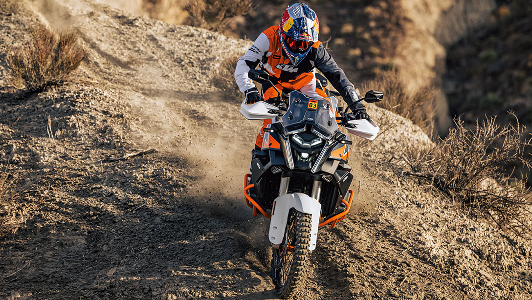 Vue latérale dynamique de la 2026 KTM 1390 Super Adventure R sur route