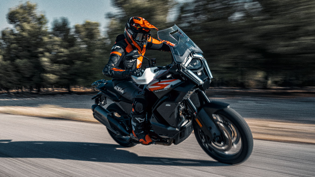 Vue de face de la KTM 1390 Super Adventure S 2026 sur route