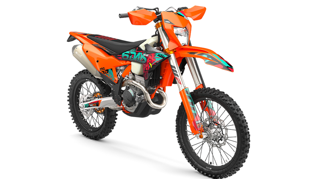 La 2026 KTM 250 EXC-F 6DAYS franchissant un obstacle en forêt