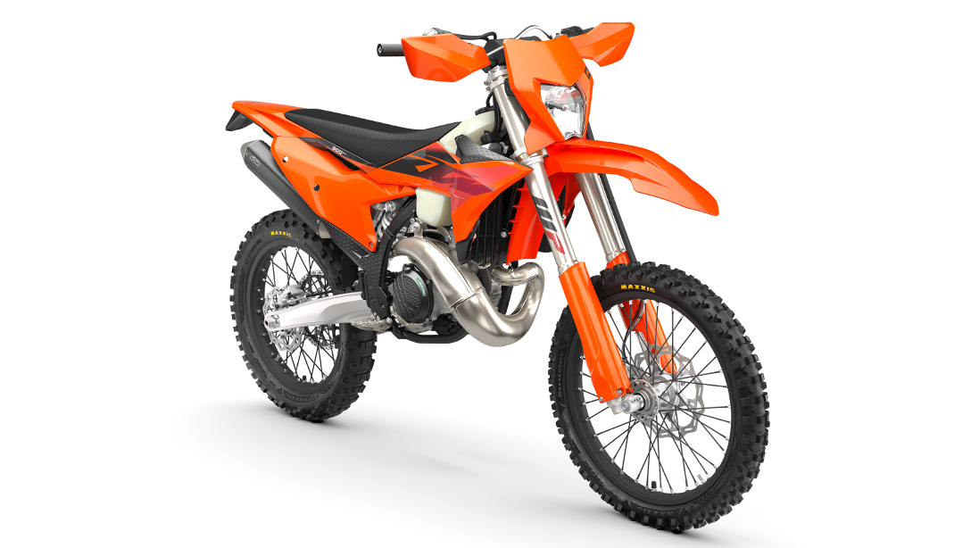 KTM 300 EXC 2026 en action sur sentier forestier
