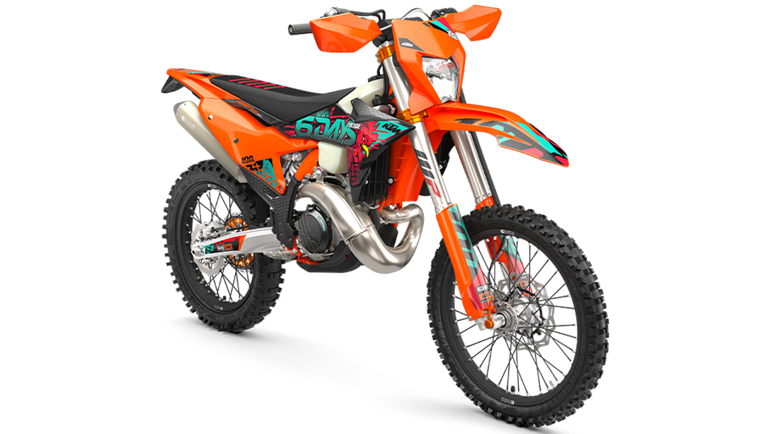 KTM 300 EXC 6DAYS 2026 en action sur un sentier d’enduro