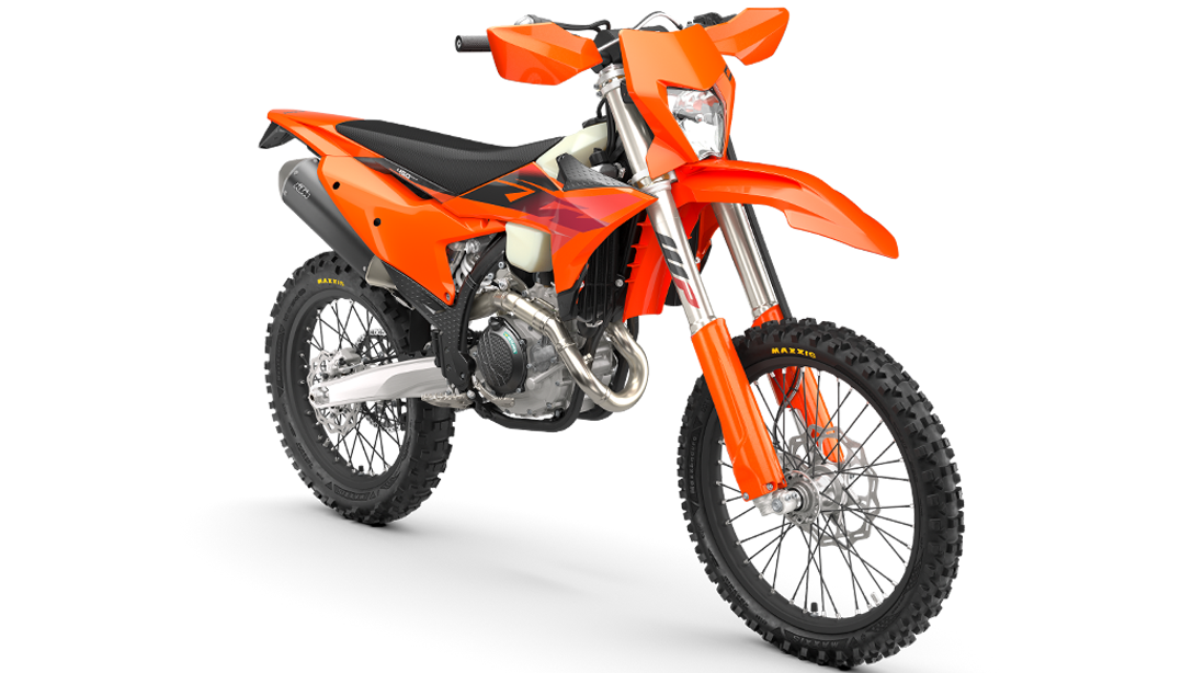 La 2026 KTM 450 EXC-F en action sur un sentier boueux