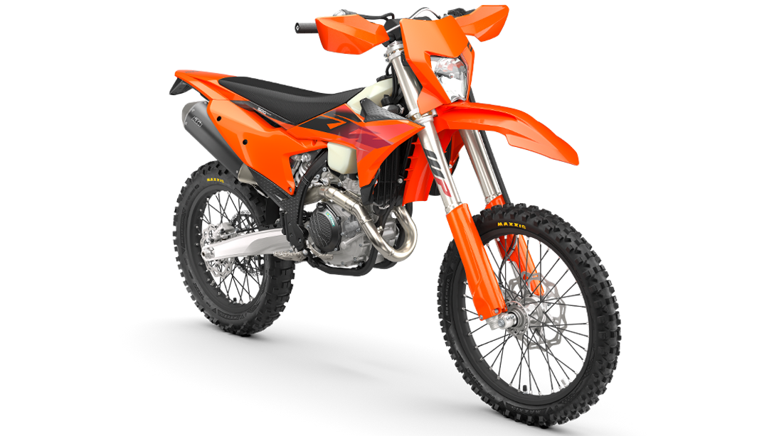KTM 500 EXC-F 2026 en action sur piste boueuse